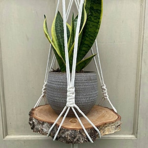 Makramee Blumenampel • Holzscheibe • Baumscheibe • Birkenholz • Wohndekor • boho style • Hängetisch • Makramee Regal • Schwebetisch