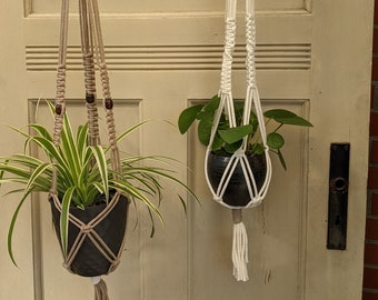 Macrame hanging basket • plant hanging • planter • hippichic • boho style • plant basket • flower decoration • gift for girlfriend