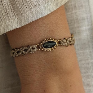 personalisiertes Edelstein Makramee Armband • Drop • minimalistisches Mondstein Armkettchen als Geschenk für die beste Freundin