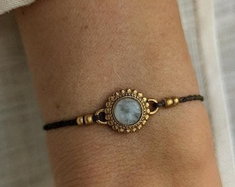 personalisiertes Edelstein Armband mit goldener Fassung • Easy Drop • minimalistisches Mondstein Armbändchen als Geschenk für Freundin
