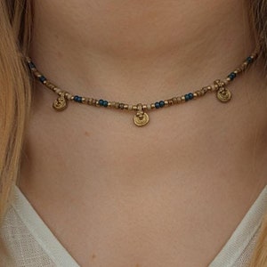 Personalisierte Perlenkette mit Anhänger • Hué • feine boho Halskette mit bunten Glasperlen als Geschenk für Damen individuell verstellbar