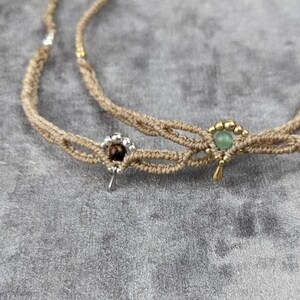 Tropfen makramee tiara mit edelsteinperle und messinganhänger In deiner wunschfarbe und kleinen goldenen tropfen. bohemian schmuck für die hochzeit wasserfest