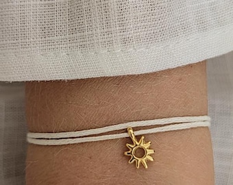 Minimalistisches personalisiertes Wickelarmband mit vergoldetem Anhänger • Sunday • Armband surfer Style als Geschenk für Freundin