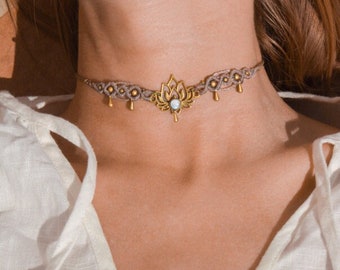 Romantischer Makramee Choker • flower • tropfen Choker mit Messingornament und Edelsteinperle im Bohemianstyle als Geschenkidee für Damen