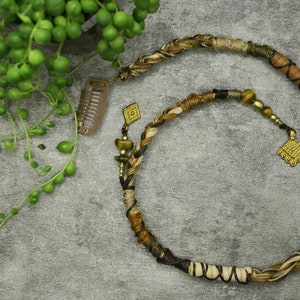 naturfarbener und brauner edelstein dreadwrap mit goldenen messingrauten und haarclip zum einclippen.