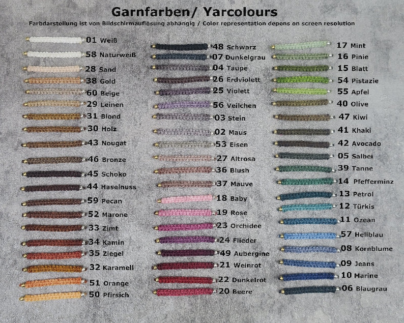 Puede incluir: Una tabla de colores de hilo con n&uacute;meros y nombres correspondientes en alem&aacute;n e ingl&eacute;s. Los colores de hilo est&aacute;n dispuestos en filas, cada fila contiene un color diferente. Los colores van del blanco al negro, con tonos de marr&oacute;n, verde, azul, rojo y morado en el medio.