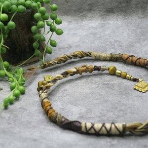 naturfarbener und brauner edelstein dreadwrap mit goldenen messingrauten und haarclip zum einclippen.