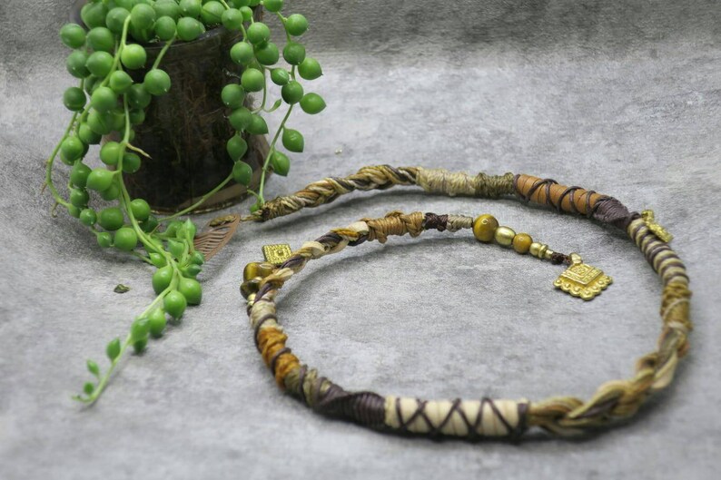 naturfarbener und brauner edelstein dreadwrap mit goldenen messingrauten und haarclip zum einclippen.