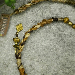 naturfarbener und brauner edelstein dreadwrap mit goldenen messingrauten und haarclip zum einclippen.