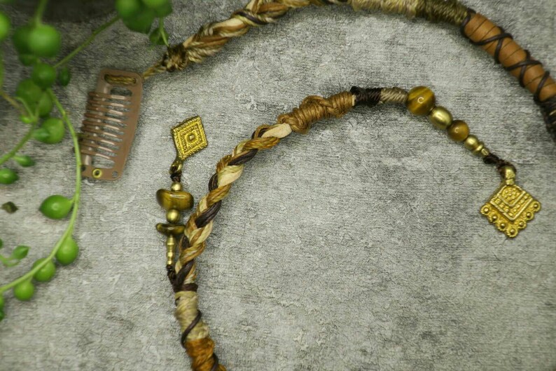 naturfarbener und brauner edelstein dreadwrap mit goldenen messingrauten und haarclip zum einclippen.
