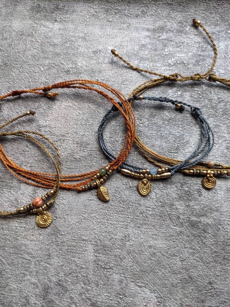 individuelles makramee fußband mit edelsteinperle und goldenem anhänger im boho stil