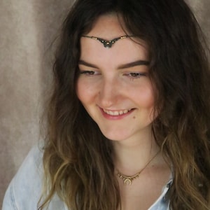 Zarte grüne Tiara mit mondsteinperle im Hippie look. Bohemian stirnkette, sehr fein und zart mit edelsteinperle