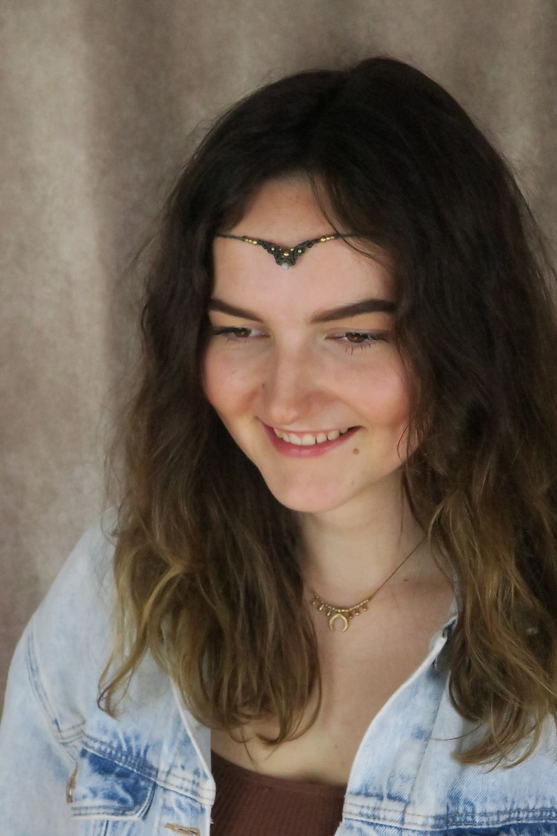 Zarte grüne Tiara mit mondsteinperle im Hippie look. Bohemian stirnkette, sehr fein und zart mit edelsteinperle