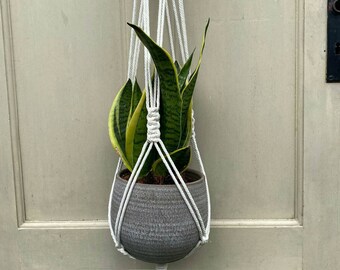 Macrame hanging basket • plant hanging • planter • hippichic • boho style • plant basket • plant decoration • gift for girlfriend