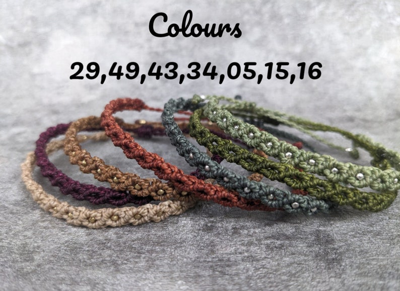 geknüpfter makramee choker in vielen farben im schlichten surfer stil. eng anliegendes nylon halsband mit messingperlen für damen und herren