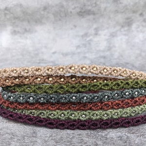 geknüpfter makramee choker in vielen farben im schlichten surfer stil. eng anliegendes nylon halsband mit messingperlen für damen und herren