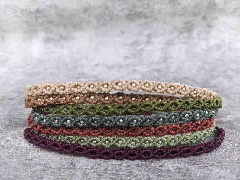 geknüpfter makramee choker in vielen farben im schlichten surfer stil. eng anliegendes nylon halsband mit messingperlen für damen und herren