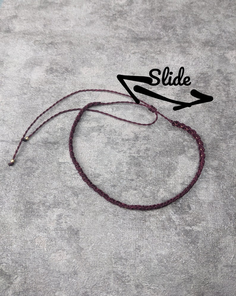 geknüpfter makramee choker in vielen farben im schlichten surfer stil. eng anliegendes nylon halsband mit messingperlen für damen und herren