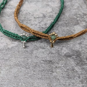 Tropfen makramee tiara mit edelsteinperle und messinganhänger In deiner wunschfarbe und kleinen goldenen tropfen. bohemian schmuck für die hochzeit wasserfest