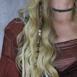 naturfarbener und brauner edelstein dreadwrap mit goldenen messingrauten und haarclip zum einclippen.