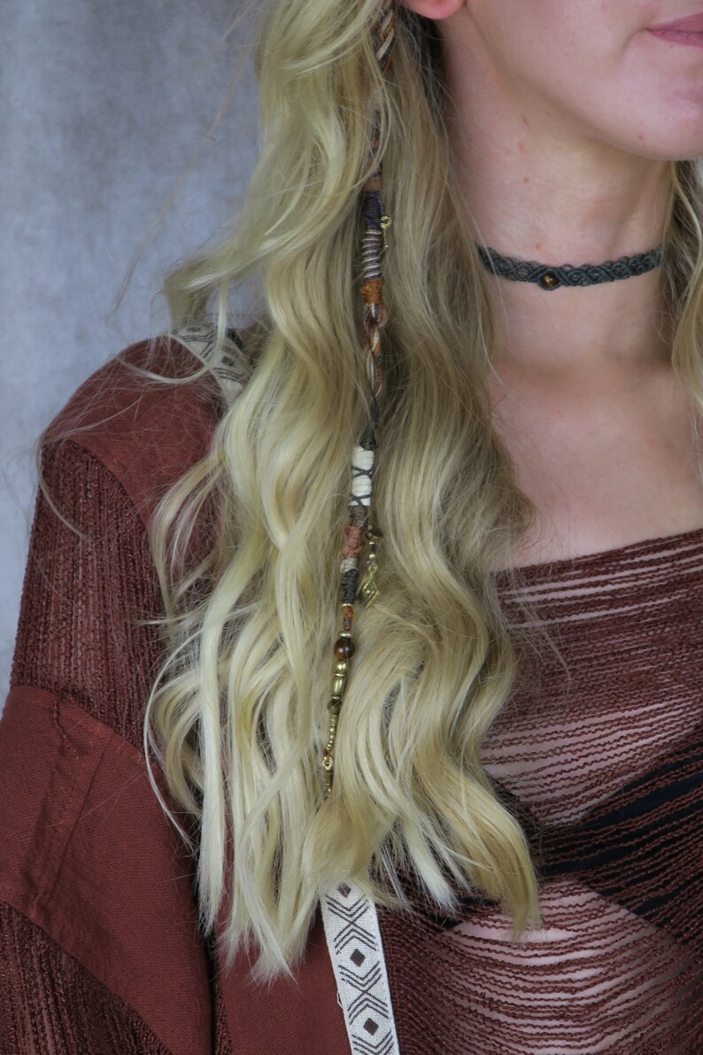 naturfarbener und brauner edelstein dreadwrap mit goldenen messingrauten und haarclip zum einclippen.