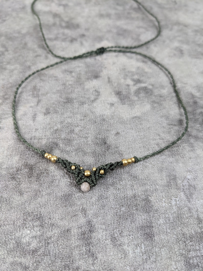 Zarte grüne Tiara mit mondsteinperle im Hippie look. Bohemian stirnkette, sehr fein und zart mit edelsteinperle