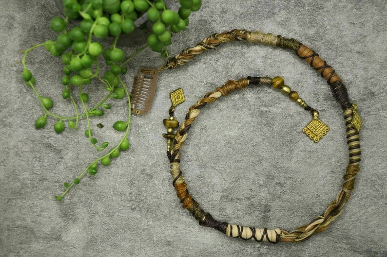 naturfarbener und brauner edelstein dreadwrap mit goldenen messingrauten und haarclip zum einclippen.