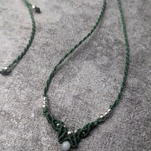 Zarte grüne Tiara mit mondsteinperle im Hippie look. Bohemian stirnkette, sehr fein und zart mit edelsteinperle