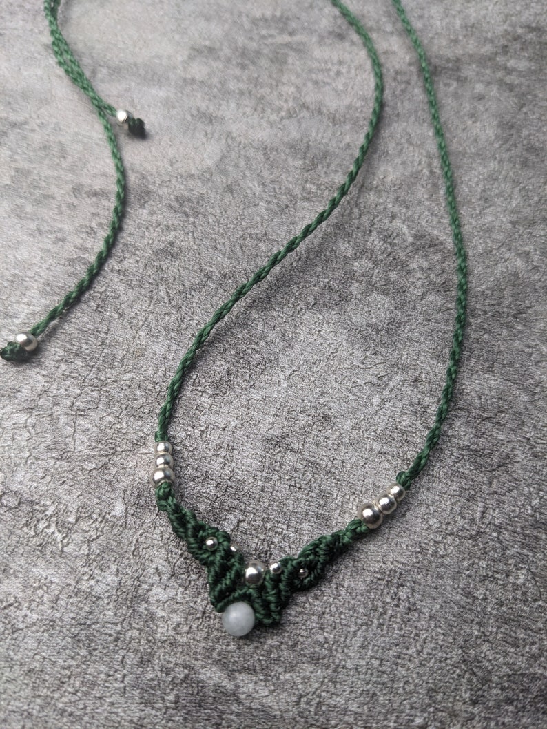 Zarte grüne Tiara mit mondsteinperle im Hippie look. Bohemian stirnkette, sehr fein und zart mit edelsteinperle