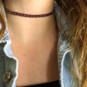 geknüpfter makramee choker in vielen farben im schlichten surfer stil. eng anliegendes nylon halsband mit messingperlen für damen und herren