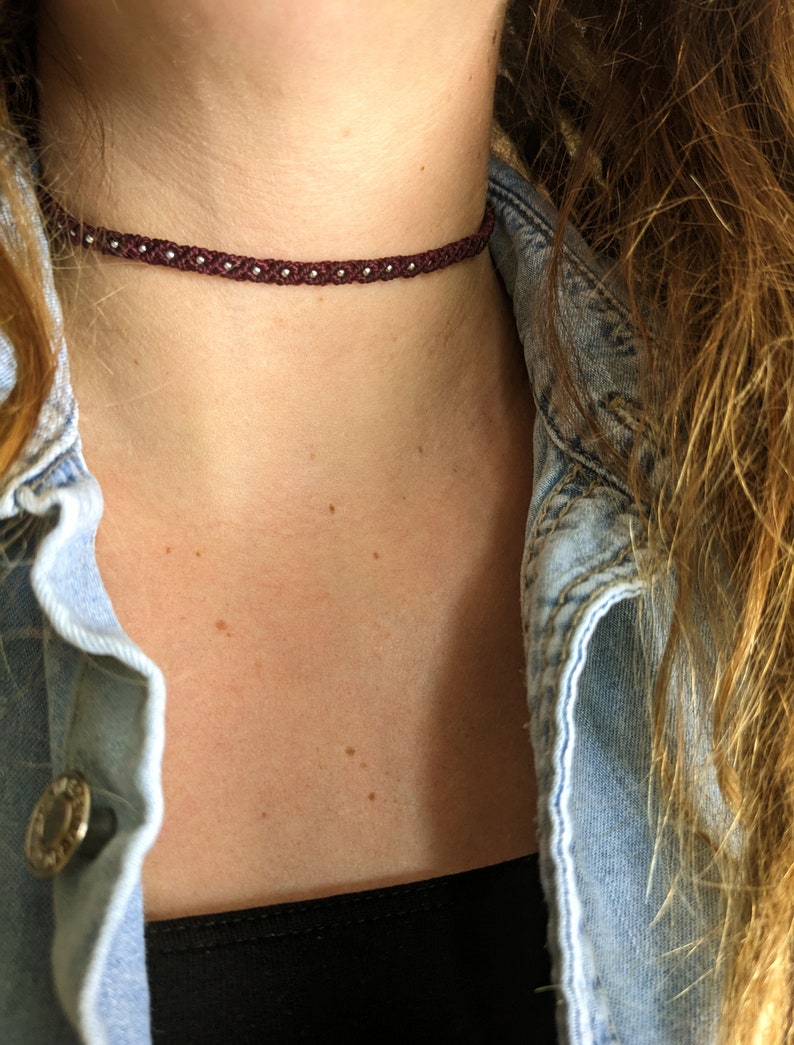 geknüpfter makramee choker in vielen farben im schlichten surfer stil. eng anliegendes nylon halsband mit messingperlen für damen und herren