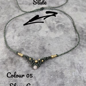 Zarte grüne Tiara mit mondsteinperle im Hippie look. Bohemian stirnkette, sehr fein und zart mit edelsteinperle