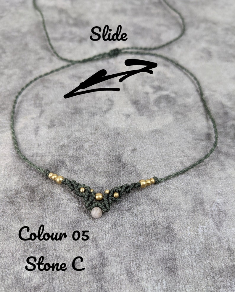 Zarte grüne Tiara mit mondsteinperle im Hippie look. Bohemian stirnkette, sehr fein und zart mit edelsteinperle