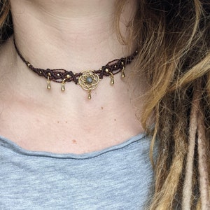 Makramee choker mit einem Messingornament mit edelsteinperle und Tropfen im boho stil