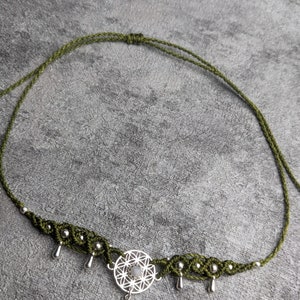 Makramee choker mit einem Messingornament mit edelsteinperle und Tropfen im boho stil