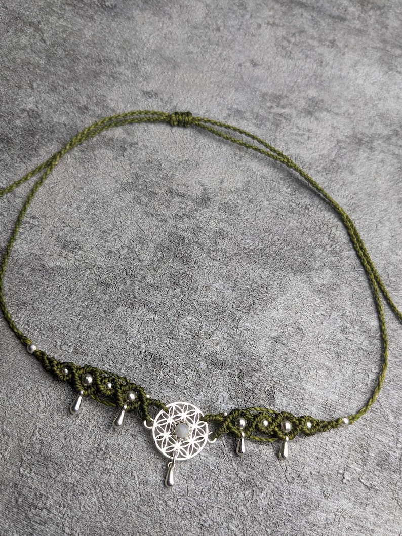 Makramee choker mit einem Messingornament mit edelsteinperle und Tropfen im boho stil