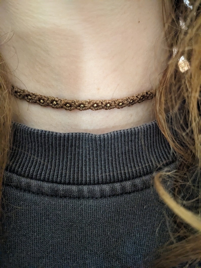 geknüpfter makramee choker in vielen farben im schlichten surfer stil. eng anliegendes nylon halsband mit messingperlen für damen und herren