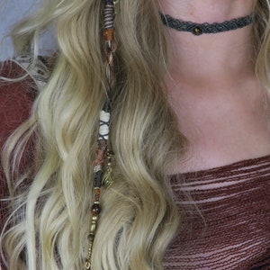 naturfarbener und brauner edelstein dreadwrap mit goldenen messingrauten und haarclip zum einclippen.