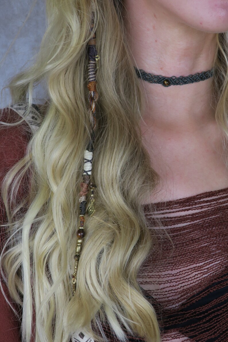 naturfarbener und brauner edelstein dreadwrap mit goldenen messingrauten und haarclip zum einclippen.