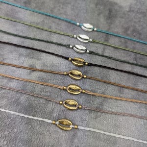 minimalistisches Fusskettchen personalisiert im boho style • Gili • Muschel hippie Fussschmuck mit Messingperlen als Geschenk Freundin