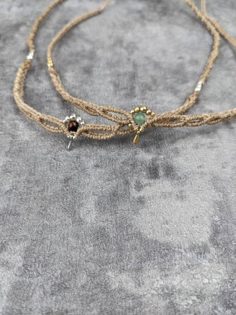 Tropfen makramee tiara mit edelsteinperle und messinganhänger In deiner wunschfarbe und kleinen goldenen tropfen. bohemian schmuck für die hochzeit wasserfest