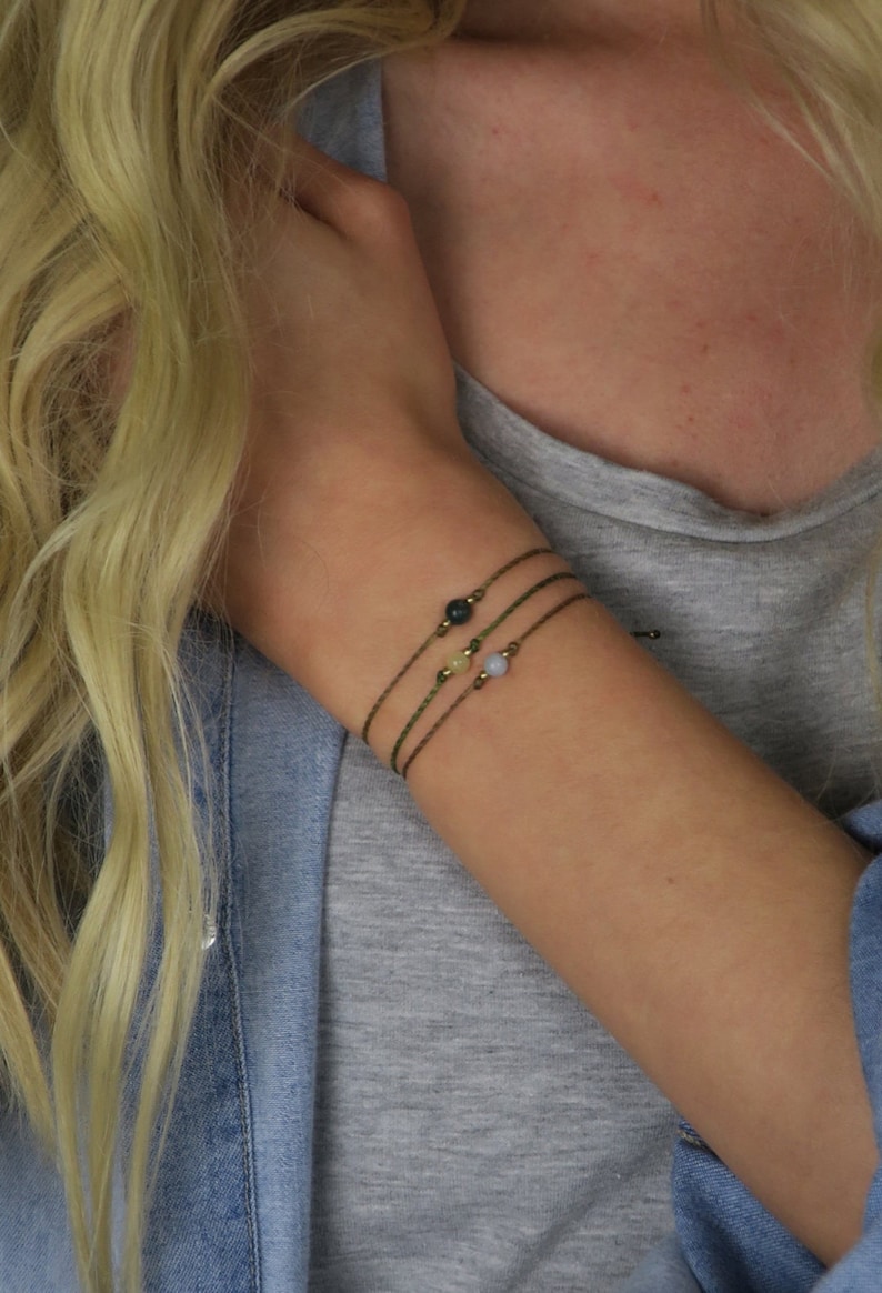 Zartes edelstein Heilstein armband mit messingperlen im bohemian stil mit geburtsstein und kleinen goldenen oder silbernen perlen personalisiert