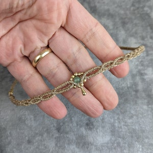 Tropfen makramee tiara mit edelsteinperle und messinganhänger In deiner wunschfarbe und kleinen goldenen tropfen. bohemian schmuck für die hochzeit wasserfest