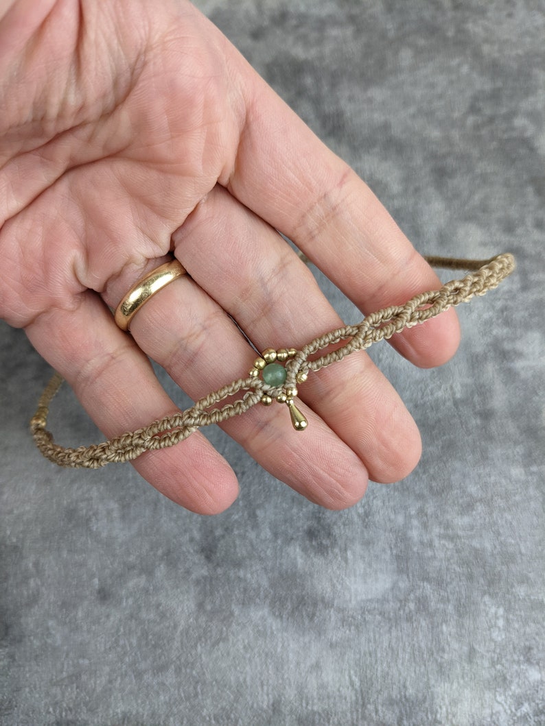 Tropfen makramee tiara mit edelsteinperle und messinganhänger In deiner wunschfarbe und kleinen goldenen tropfen. bohemian schmuck für die hochzeit wasserfest