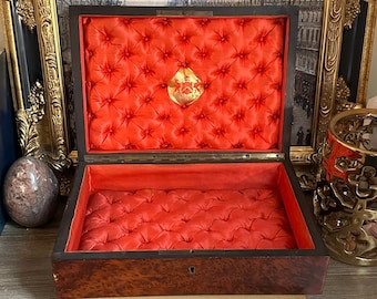 Joyero antiguo francés de seda con detalles de marquetería.