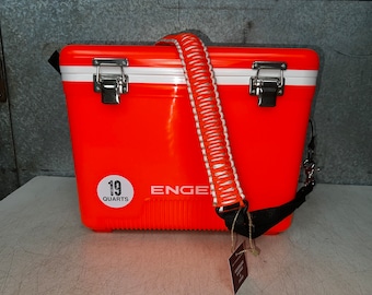 Caixa térmica Engel laranja de alta visibilidade de 19 litros com alça personalizada em paracord.