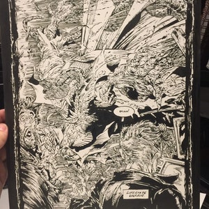 Peut inclure: Page de bande dessinée en noir et blanc avec une illustration détaillée d'une scène avec plusieurs personnages. Le texte "Sometimes..." apparaît dans une bulle de dialogue en haut de la page. Le texte "Life can be unfair." apparaît dans une bulle de dialogue en bas de la page. Le texte "JOM DOOM DOOM" apparaît en bas de la page.