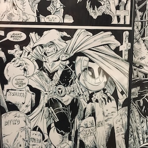 Könnte beinhalten: Schwarz-weiß Comic-Illustration einer Kapuzenfigur, die auf einem Friedhof steht. Die Figur hält einen Schädel in der einen Hand und eine Waffe in der anderen. Der Text im Bild lautet "Right behind you!" und "Evenin. Slick member me?"