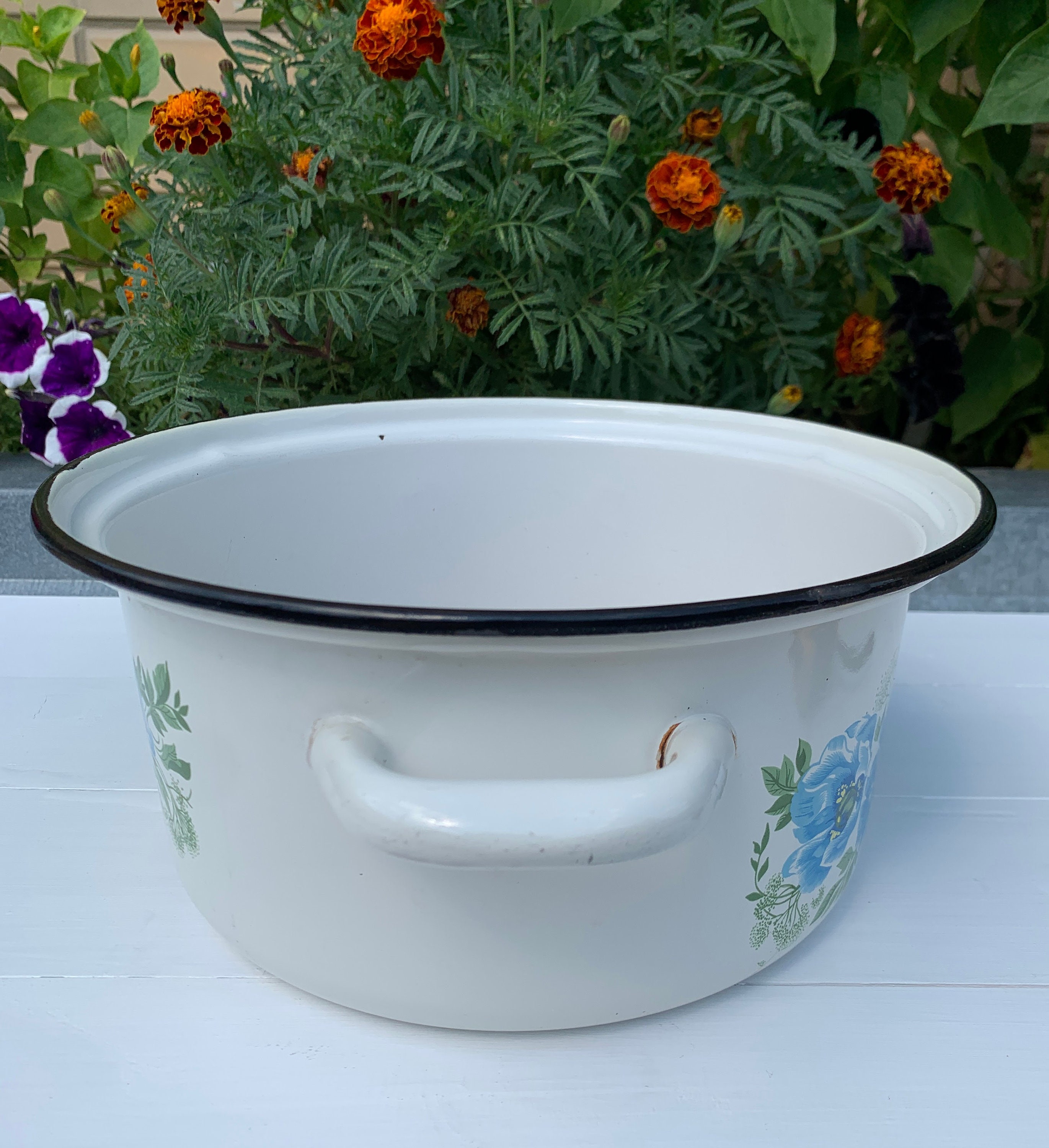Ancienne casserole tôle émaillée rouge à pois blancs - Arts de la table