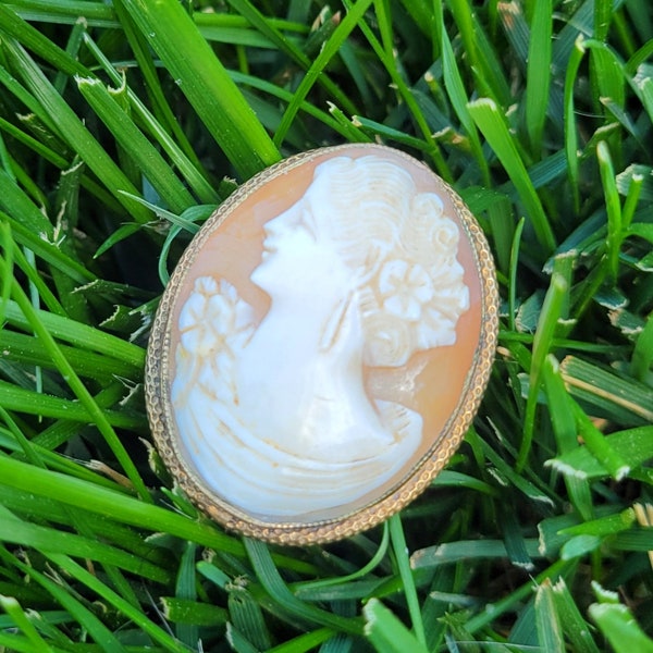 Vintage 40s Carved Shell Cameo Brooch in 1/20 10k GF Setting Signed Amco
